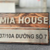 🏠 BẢNG SỐ NHÀ MICA GIẢ GỖ – CHỮ INOX CAO CẤP