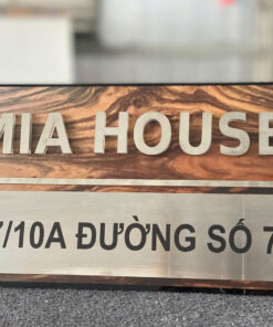 🏠 BẢNG SỐ NHÀ MICA GIẢ GỖ – CHỮ INOX CAO CẤP