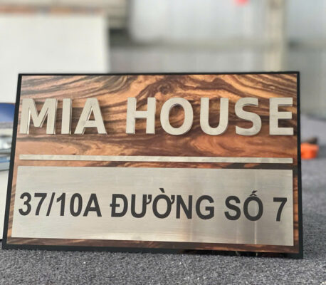 🏠 BẢNG SỐ NHÀ MICA GIẢ GỖ – CHỮ INOX CAO CẤP